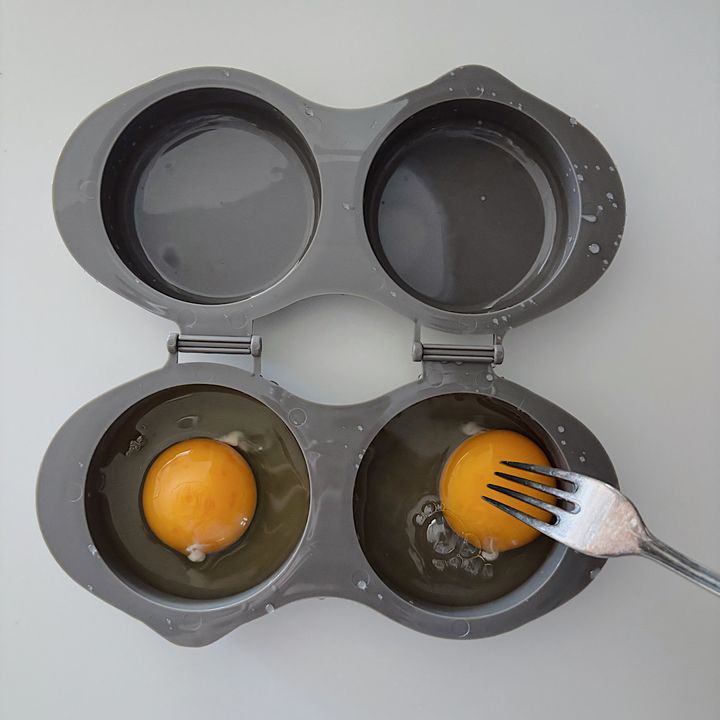 【3COINS】おしゃれで機能的なキッチングッズ『KITINTO』。レンジで目玉焼きができる目玉焼きクッカー。レンジに入れる前に黄身に穴をあける。