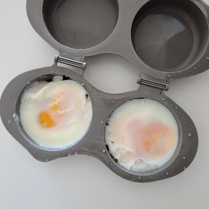 【3COINS】おしゃれで機能的なキッチングッズ『KITINTO』。レンジで目玉焼きができる目玉焼きクッカー。ノンオイルでヘルシー！