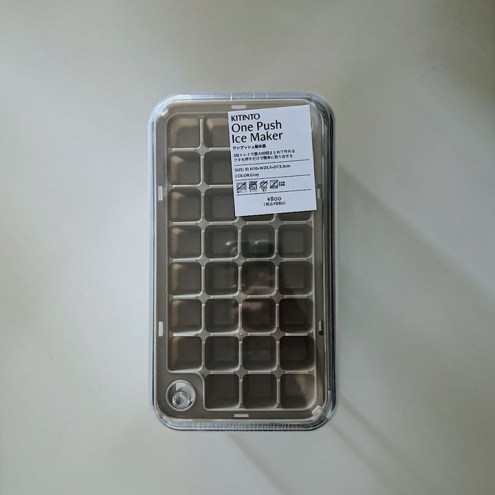 【3COINS】おしゃれで機能的なキッチングッズ『KITINTO』。一度に大量に氷ができるワンプッシュ製氷機。