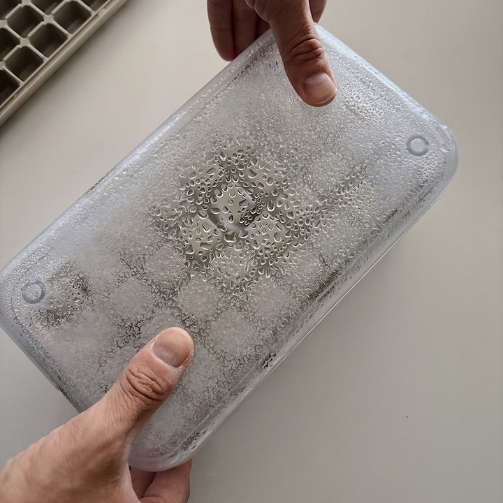 【3COINS】おしゃれで機能的なキッチングッズ『KITINTO』。一度に大量に氷ができるワンプッシュ製氷機。蓋を閉じて上から製氷皿を押す。