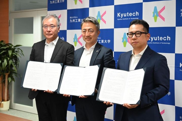 画像: 左より、九州工業大学学長の安永卓生氏、ギラヴァンツ北九州代表取締役社長の石田真一氏、ウイングアーク代表取締役社長執行役員CEOの田中潤氏。