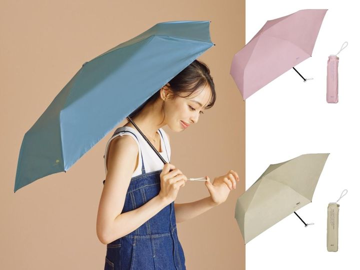 画像: エアライトUVパラソル 遮光軽量ソリッドミニ（ブルーグレー、ピンク、ベージュ）各¥3,630 ◾️遮光率100% ◾️UVカット率99.9% ◾️UPF50+ ◾️遮熱効果 ◾️晴雨兼用 出典：ダブリュピーシー