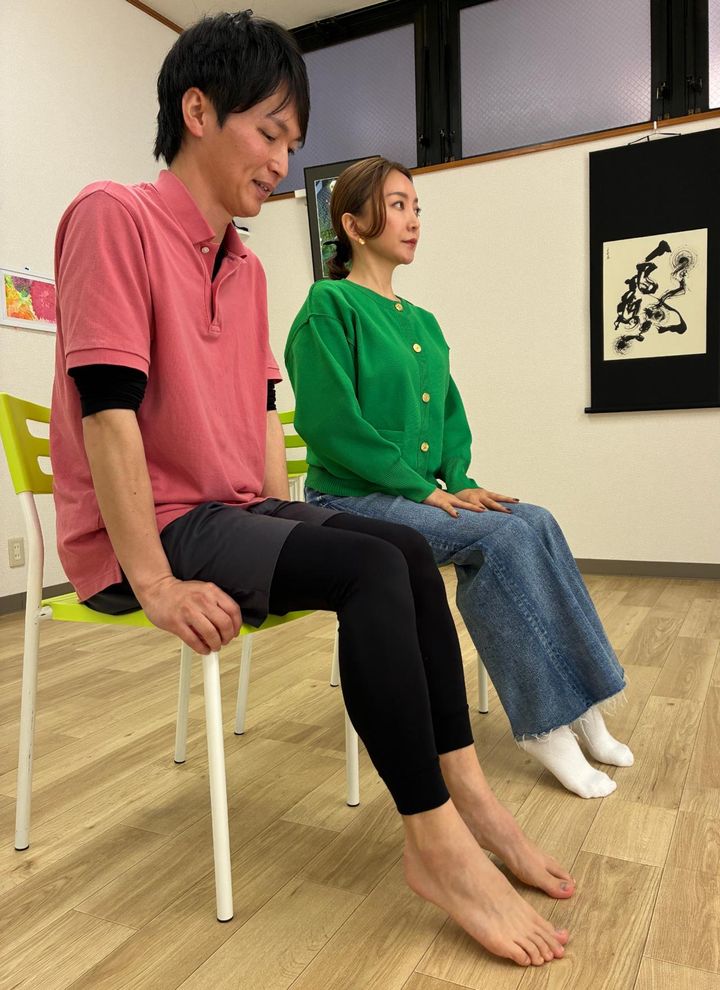 荻野先生と一緒に「かかとの上下体操」をする綾菜さん