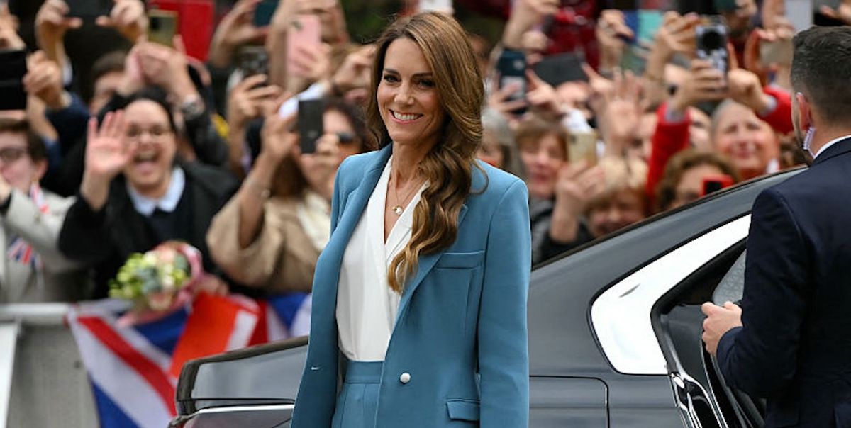 キャサリン皇太子妃、ブルーのグラデーションコーデでイタリアに到着 