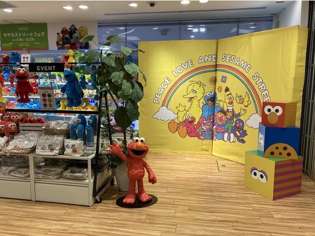 「PEACE LOVE AND SESAME STREET」のレインボーが描かれた大型ディスプレイ
