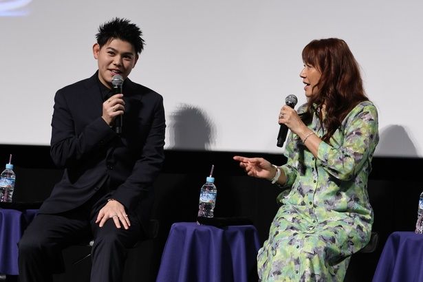 【写真を見る】元映画館スタッフのLEOが、映画館で一番好きなところは？「扉を開けた瞬間の…」 [c]「映画館に行こう！」実行委員会