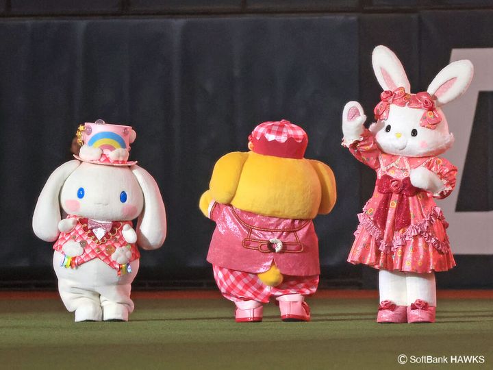 いよいよ試合へ！ハローキティたちがグラウンドに登場し、会場を華やかに