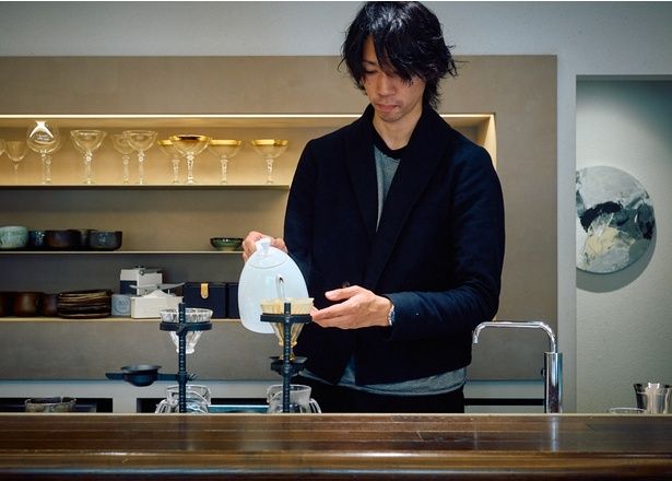 カウンター越しに工程を見て楽しめるライブ感も店の魅力