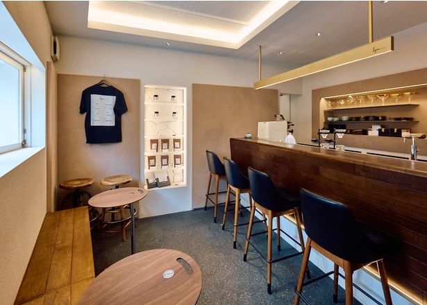 店内はカウンターがメイン。コーヒーと甘酒を合わせたアレンジドリンク、写真映えするコーヒーゼリーも人気