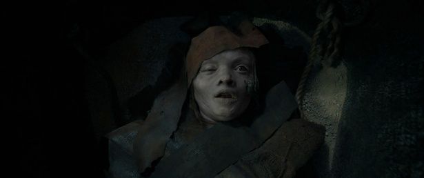 【写真を見る】三千年前の棺の中で発見された少女に一体なにが起きたのか…？ [c]2026 Warner Bros. Ent. All rights reserved