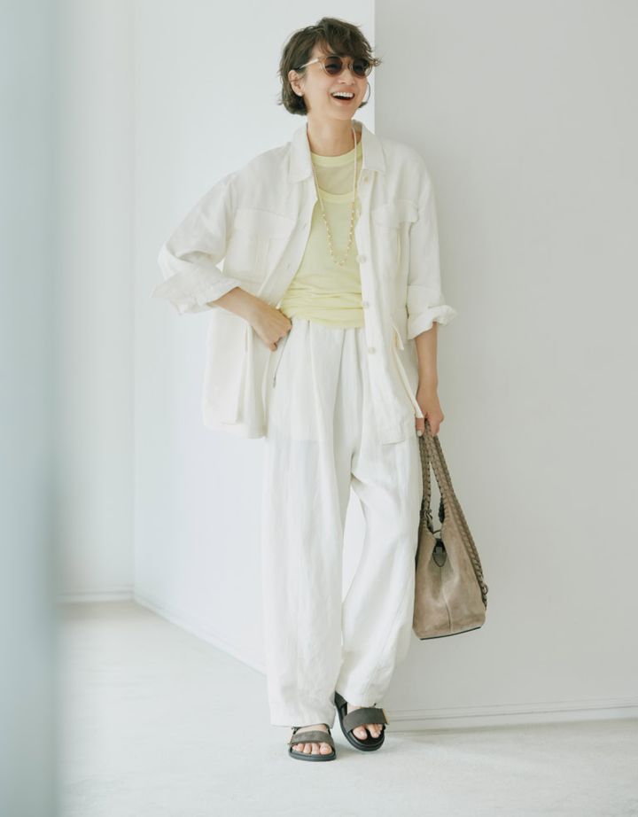 ジャケット¥49,500、パンツ¥35,200／ともにコンテ（コンテ 青山店）、カットソー¥33,000／エイトン（エイトン青山）、ピアス¥292,600、ネックレス¥4,290,000／ともにTASAKI、サングラス¥82,500／アイヴァン 7285（アイヴァン 7285 トウキョウ）、バッグ¥471,900、靴¥119,900／ともにトッズ（トッズ・ジャパン）