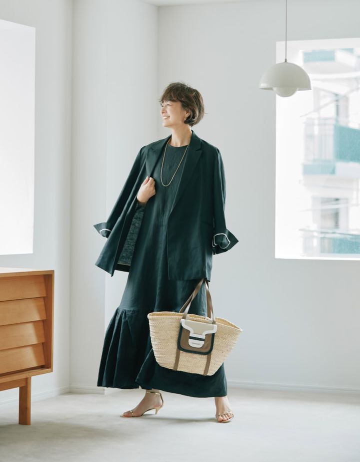 ジャケット¥69,300、ワンピース¥66,000／ともにカオス（カオス表参道）、ネックレス¥1,051,600、ピアス¥616,000／ともにヒロタカ（ヒロタカ 表参道ヒルズ）、バッグ¥103,400／ピエール アルディ（ピエール アルディ 東京）、サンダル¥64,900／ネブローニ