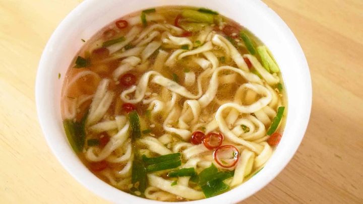 具材はニラ、キャベツ、赤唐辛子、ごま