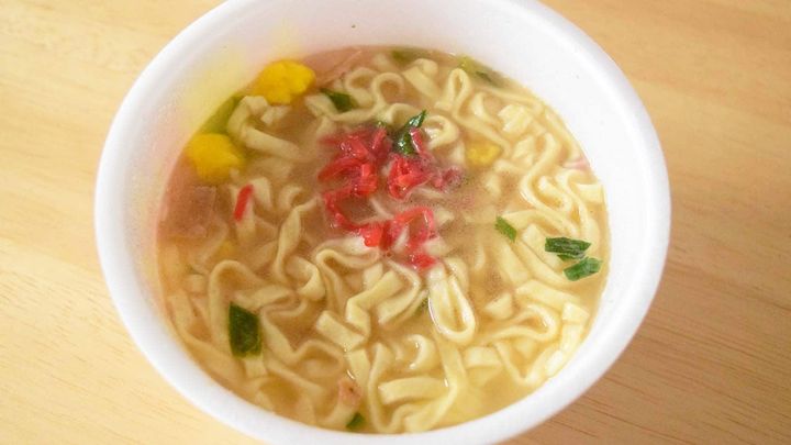 具材は、チャーシュー風の大豆たん白加工品、たまご、かまぼこ、ネギで