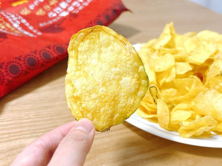 かたい食感のザクバ系ポテチ