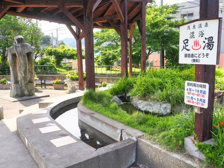 開湯1200年以上の歴史を誇る青森県の浅虫温泉。「東北の熱海」の異名を持ち、情緒あふれるレトロな温泉街と、夕景が美しいビーチリゾートという2つの表情を楽しめるのが魅力です。肌に優しい名湯に加え、水族館やマリンレジャーも充実しています。