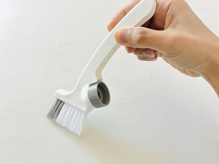 【セリア】梅雨前の今がチャンス！“面倒な汚れスポット”のお掃除は「3Way専用ブラシ」でサクッと完了♪