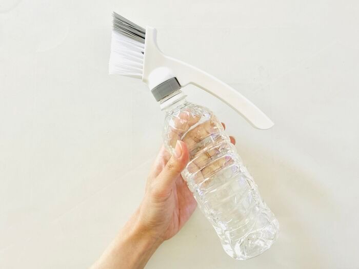 【セリア】梅雨前の今がチャンス！“面倒な汚れスポット”のお掃除は「3Way専用ブラシ」でサクッと完了♪
