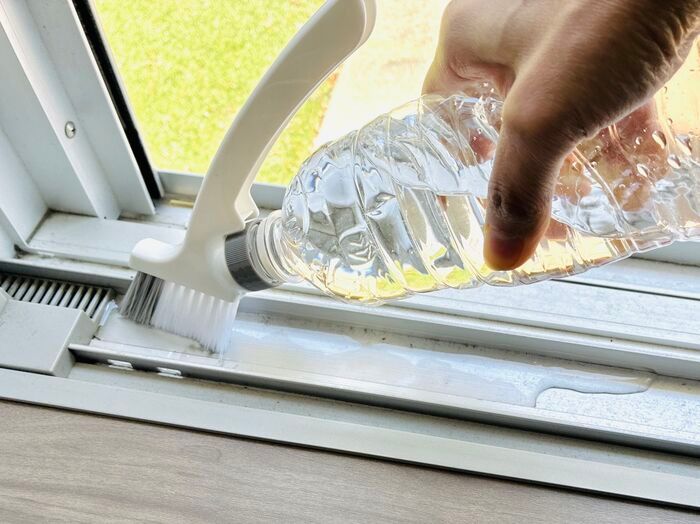 【セリア】梅雨前の今がチャンス！“面倒な汚れスポット”のお掃除は「3Way専用ブラシ」でサクッと完了♪