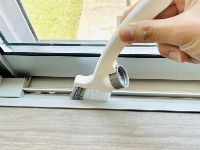 【セリア】梅雨前の今がチャンス！“面倒な汚れスポット”のお掃除は「3Way専用ブラシ」でサクッと完了♪