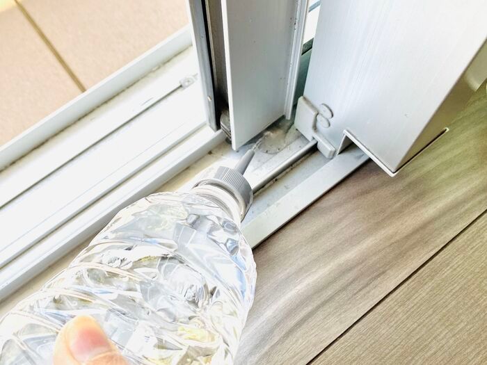 【セリア】梅雨前の今がチャンス！“面倒な汚れスポット”のお掃除は「3Way専用ブラシ」でサクッと完了♪
