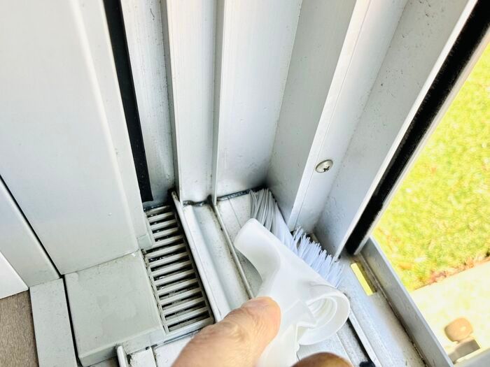 【セリア】梅雨前の今がチャンス！“面倒な汚れスポット”のお掃除は「3Way専用ブラシ」でサクッと完了♪