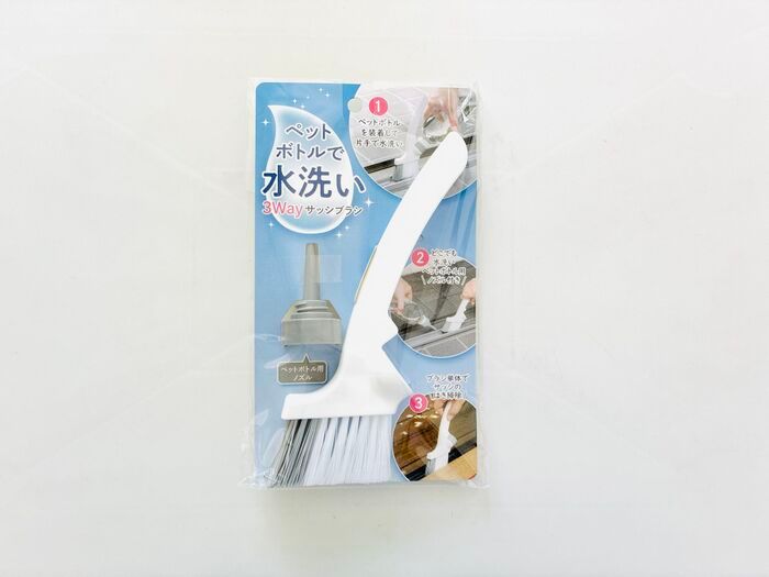 【セリア】梅雨前の今がチャンス！“面倒な汚れスポット”のお掃除は「3Way専用ブラシ」でサクッと完了♪