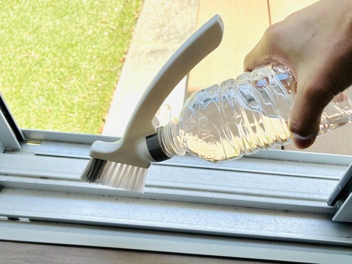 【セリア】梅雨前の今がチャンス！“面倒な汚れスポット”のお掃除は「3Way専用ブラシ」でサクッと完了♪