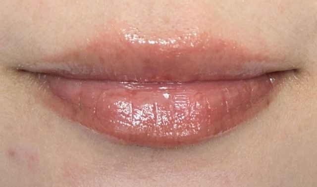 Glass Lock Air Gloss「Honey Glaze」を唇に塗った仕上がり