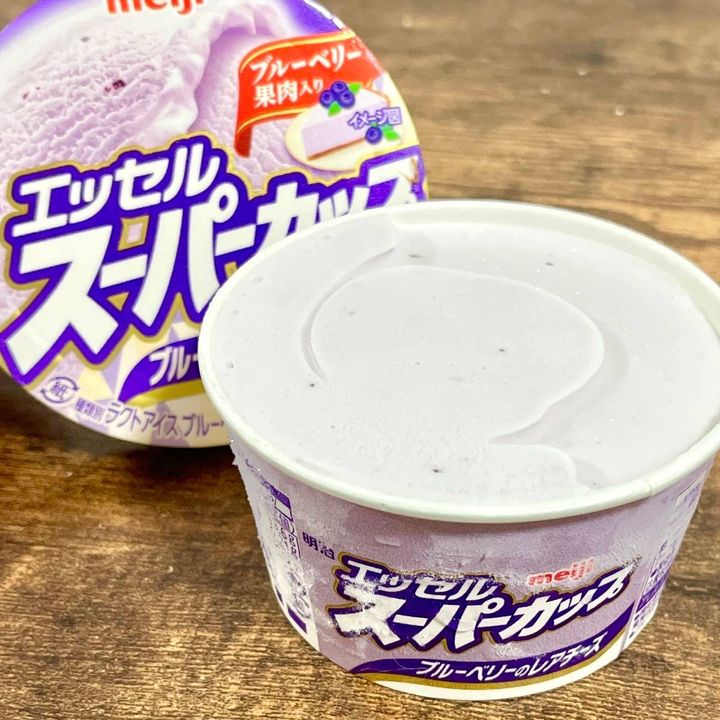 明治の「明治 エッセル スーパーカップ ブルーベリーのレアチーズ」