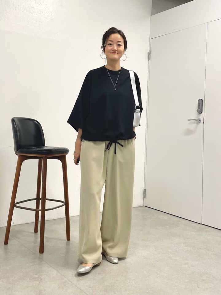 シルバーのフラット靴は合わせやすさ抜群