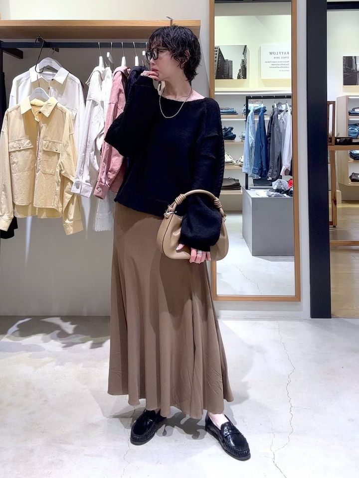 ローファーをフェミニンコーデの外し役に