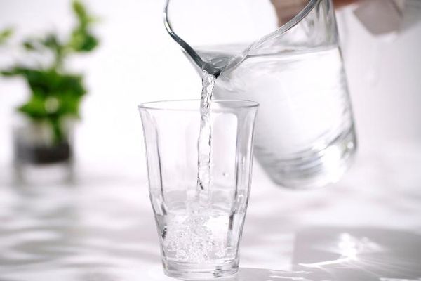 3. 水分補給：朝1杯の白湯で腸を起こし、日中もこまめに水分を補給