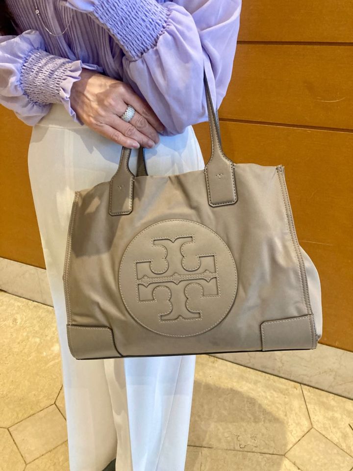 バッグはトリーバーチ