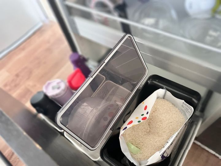 「密閉 袋ごと米びつ 5kg 計量カップ付」税込2970円