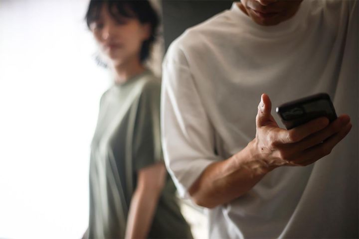 SNSで異性とメッセージ……これって「不倫」？