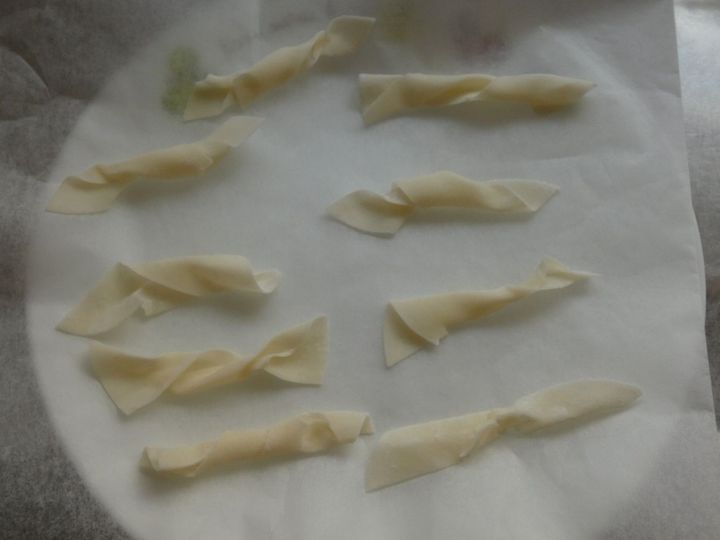 電子レンジで簡単！「余った餃子の皮でシュガースティック」