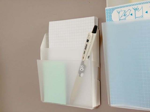 ペンやメモ帳を入れたマグネット付きポケット収納