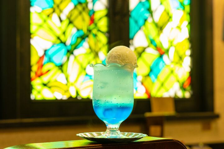 受け継がれたレトロ空間を訪ねて。ステンドグラスが彩る「喫茶 水鯨」へ