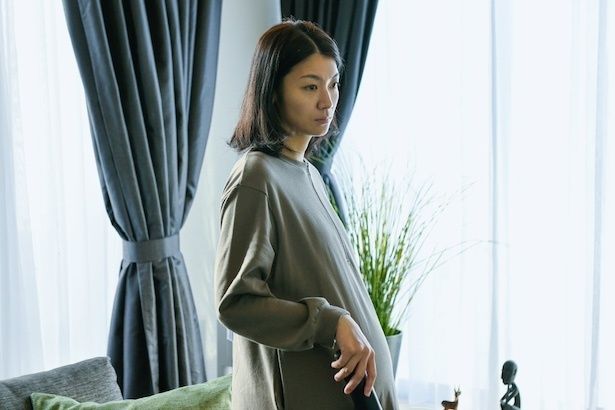 瀧内公美さん演じる漆原の妻・菊子 (C)2025 N.R.E.