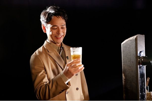 「THE PERFECT 黒ラベル WAGON」内で最高の1杯をいただく妻夫木さん