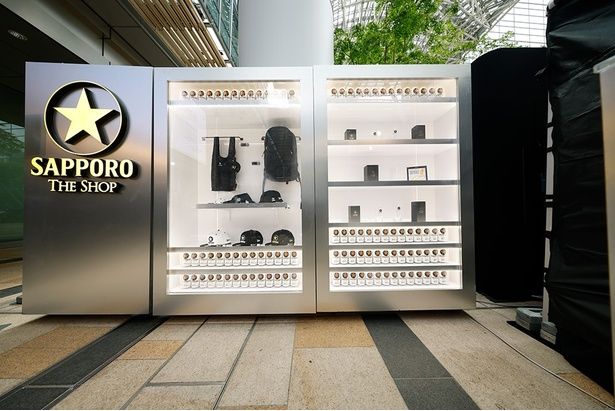 オンラインショップ「サッポロ生ビール黒ラベル THE SHOP」で販売しているアイテムの展示も
