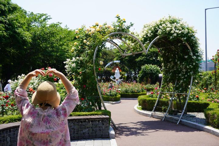 ご主人に写真を撮ってもらいながら、ハートポーズをするご婦人。楽しそうでうらやましい気持ちに。