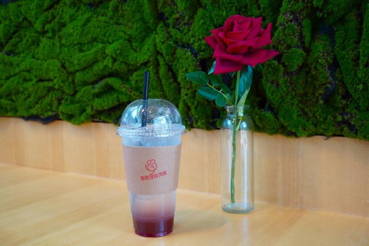 バラの花エイド（5,500ウォン）をオーダー。そもそも”バラ味”というものがよくわかりませんが、飲んでみると確かにどこかバラっぽい風味があります。ただ、梅と言われれば梅にも感じる味。
