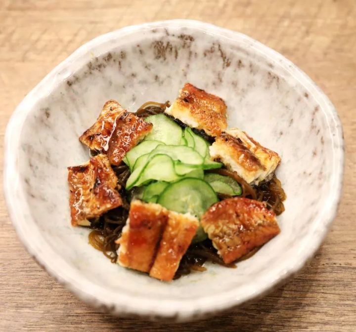 うなぎ蒲焼×もずく×きゅうりに三杯酢で味付けすればうなぎもずくの完成です。