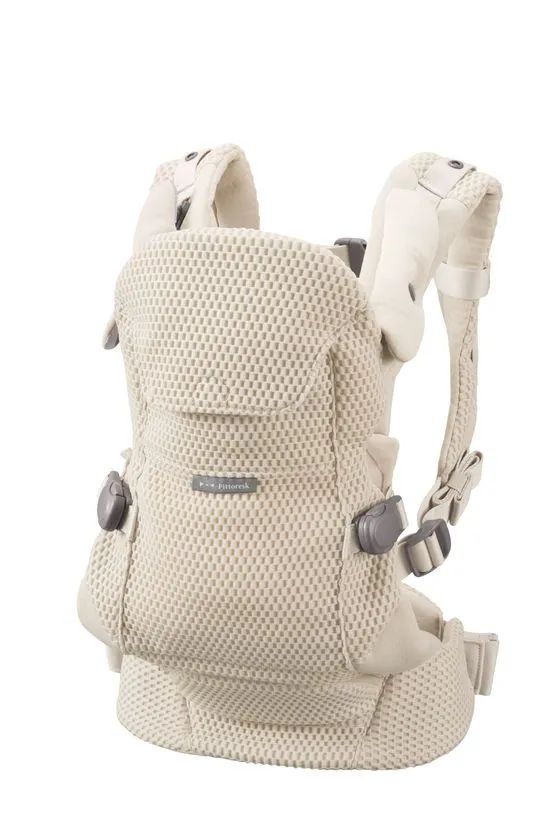 BABY CARRIER ON Pittoresk本体の背面・側面ショット。ベージュ系ダブルラッセルメッシュ素材、肩ベルト・腰ベルト・バックルの配置、ヘッドサポートを含む全体構造が確認できる商品写真