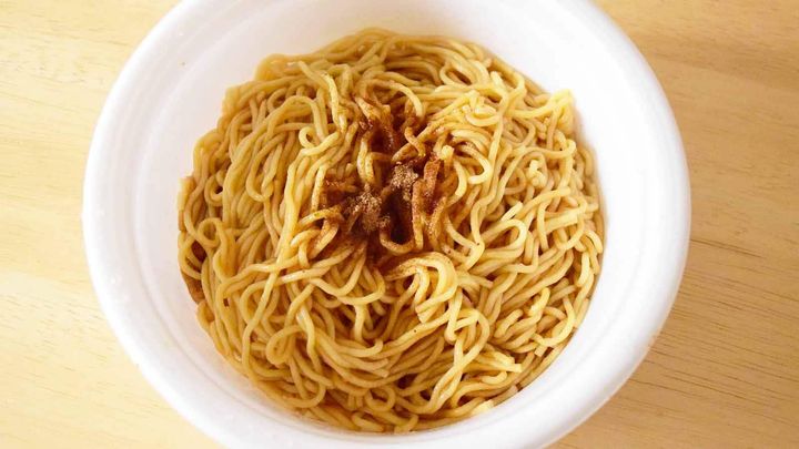 「日清焼そばU.F.O. だしソースきつね焼そば」は、麺自体は「U.F.O.」らしいコシのある中太ストレート麺