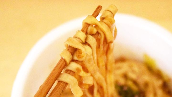 麺はどん兵衛特有のもっちりとしたうどんで、食べごたえのある食感