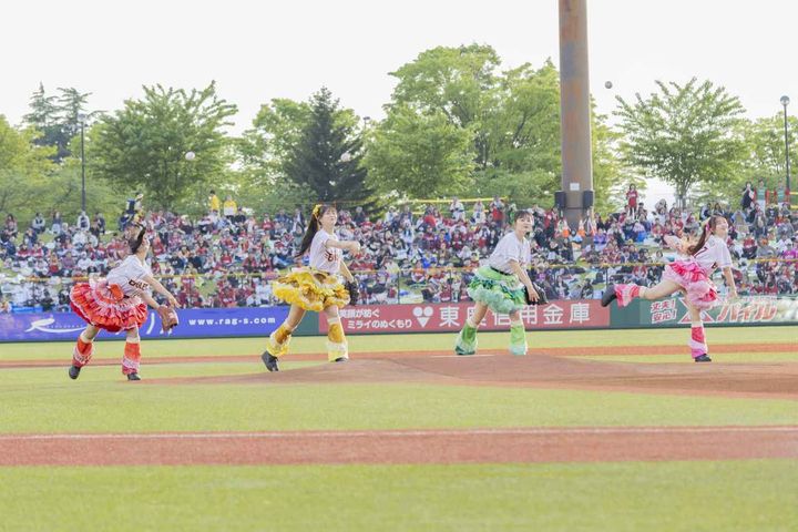 画像9: 楽天『東北シリーズ』に青森のご当地アイドル、りんご娘が登場！ライブパフォーマンスとセレモニアルピッチで球場を沸かせる