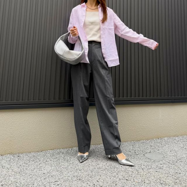 グレーのタックワイドパンツ、ピンクのストライプシャツ、白T、シルバーのバッグとシューズのコーデ